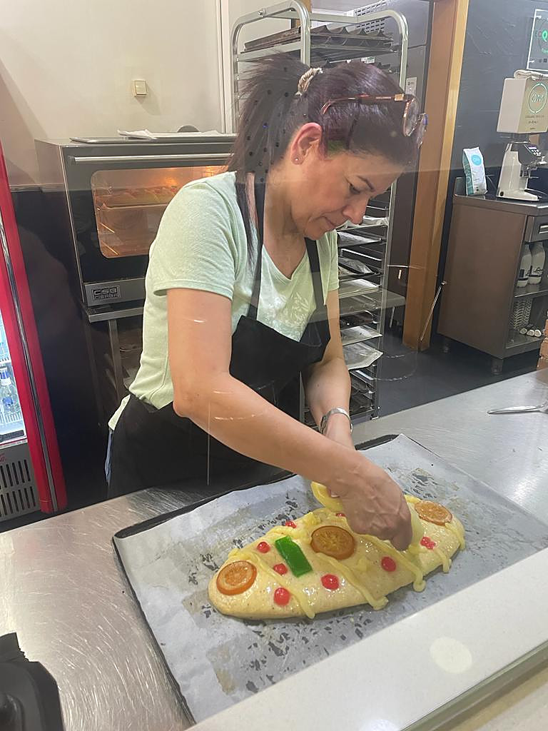 Decorando un roscón de Reyes con fruta confitada